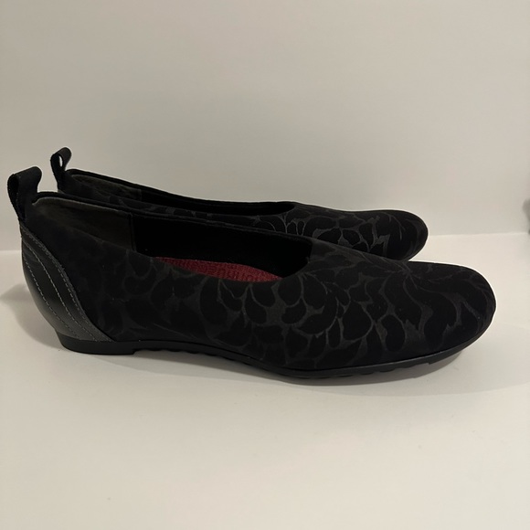 Munro Iriana Floral Slip on Flat in Black - Picture 2 of 6